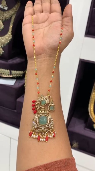 gold chain with pendant